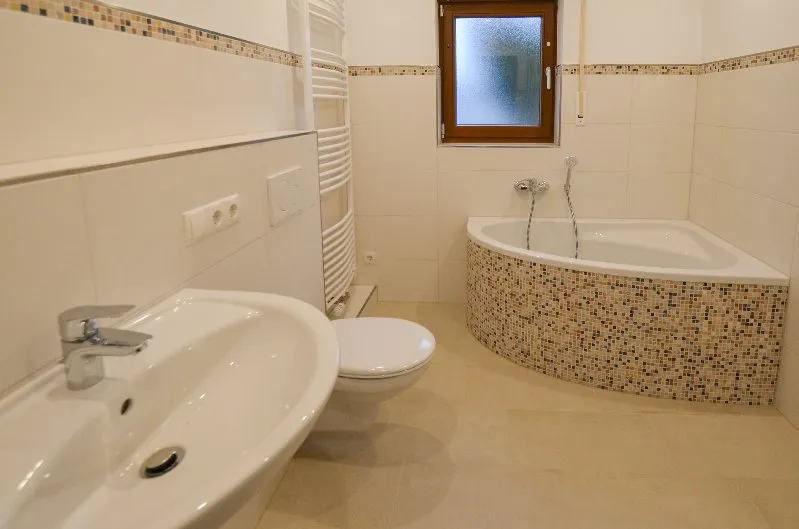 Bad mit Badewanne ...