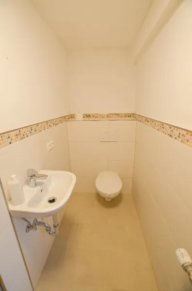 Bad mit Dusche im UG