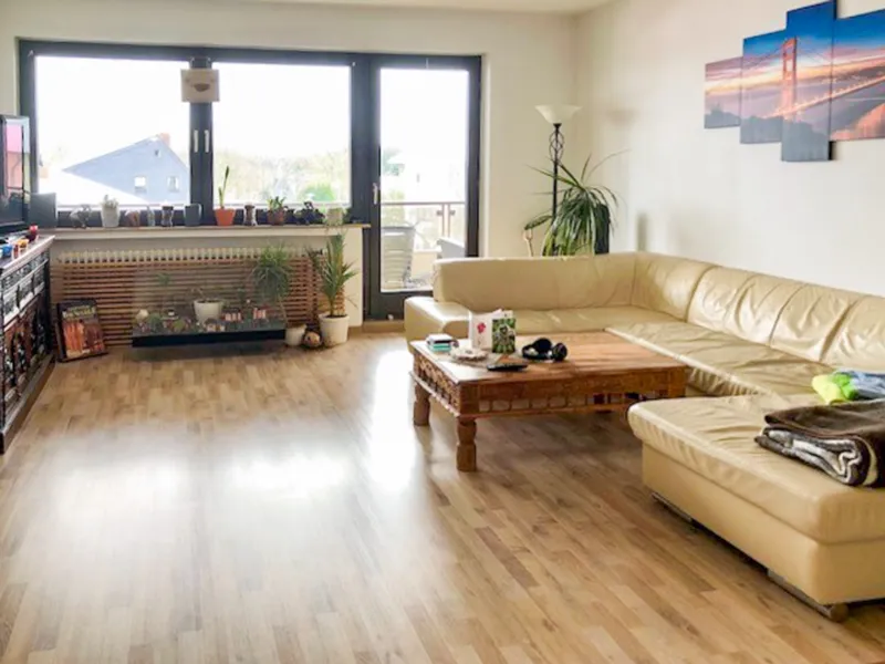 Wohnzimmer mit Balkon