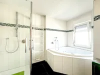 großes Bad mit Wanne und Dusche