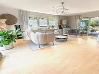 Wohnzimmer mit Zugang Terrasse und Balkon