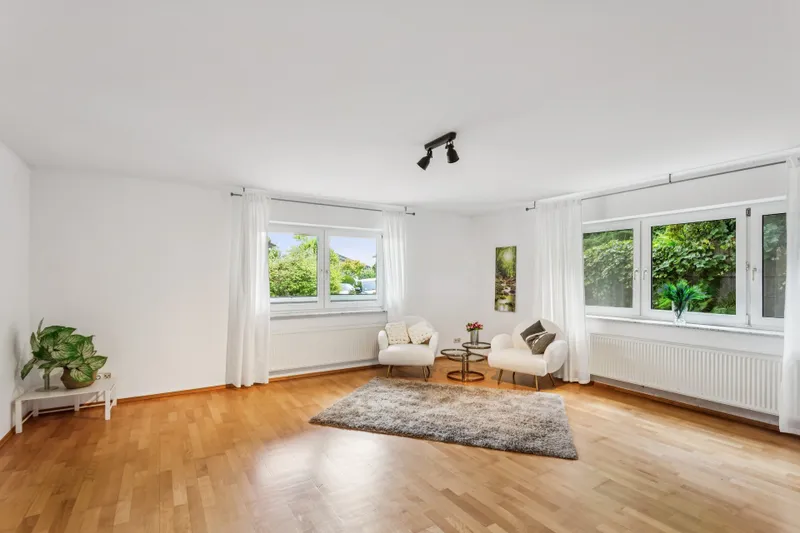 großer Wohnbereich im Gartengeschoss mit off. Küche und Kachelofen