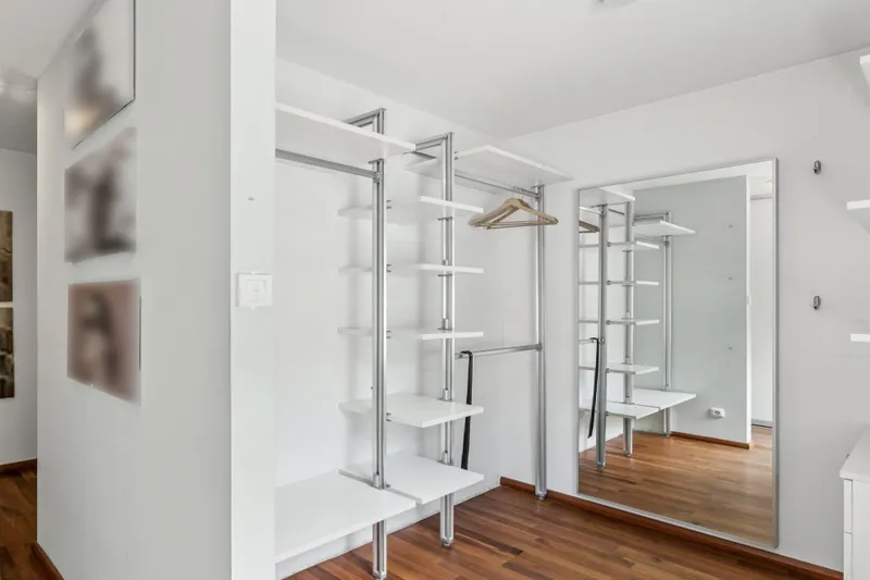 großes Ankleidezimmer EG