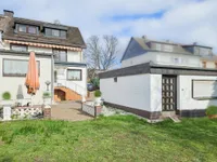 Rückansicht mit Garage