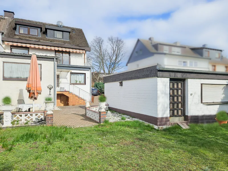 Rückansicht mit Garage