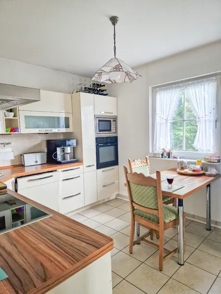 Küche mit Frühstücksplatz