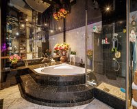 Badezimmer mit Badewanne und Dusche