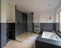 mit Badewanne + große Dusche und Aussicht