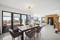Großzügiger ca. 60 m² großer Wohn- und Essbereich mit Kamin und Zugang zum Garte