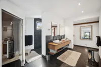 Bad en Suite mit Finnischer Infrarot Sauna, Walk in Dusche, Badewanne uvm. 