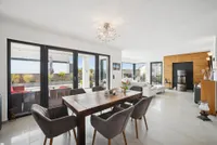 Großzügiger ca. 60 m² großer Wohn- und Essbereich mit Kamin und Zugang zum Garte