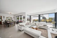 Großzügiger ca. 60 m² großer Wohn- und Essbereich mit Kamin und Zugang zum Garte
