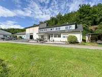 Reitanlage mit Halle und 35 x 70 Reitplatz, über 30 Boxen, Scheunen, Wohnhaus!