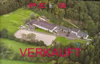 Reitanlage mit 13ha, Halle und 35 x 70 Reitplatz, über 30 Boxen, Scheunen, Wohnhaus! Fast Alleinlage