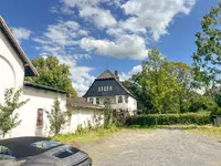 Großer Parkplatz und Anicht auf das Herrenhaus