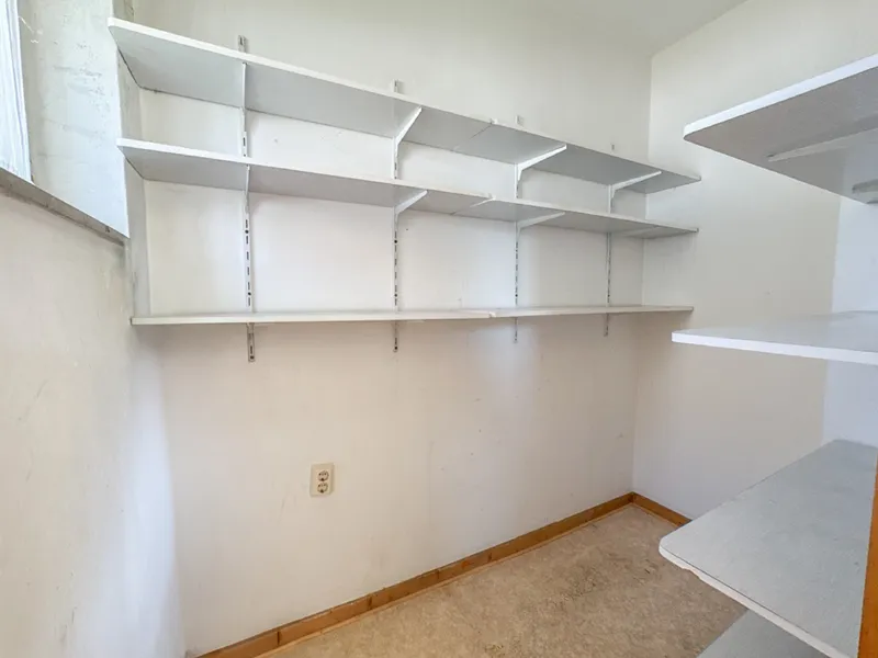 Abstellkammer angrenzend an Küche