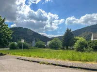 Ohne Keller bebaubar - sehr ebenes Grundstück