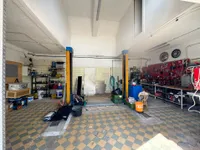 Werkstatt mit Hebebühne