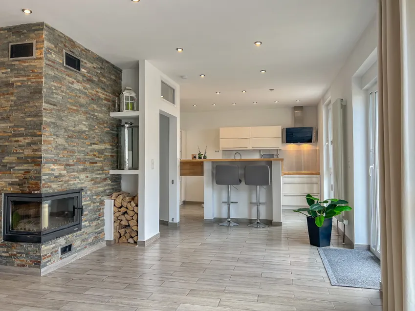EG: offen gestaltete Küche mit Kamin zum Ess- und Wohnbereich