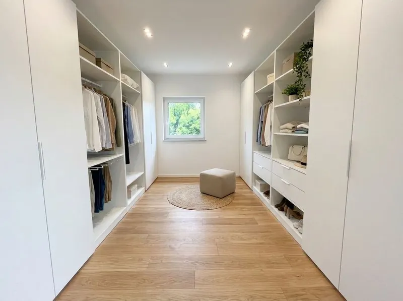 KI fertiggestelltes Ankleidezimmer