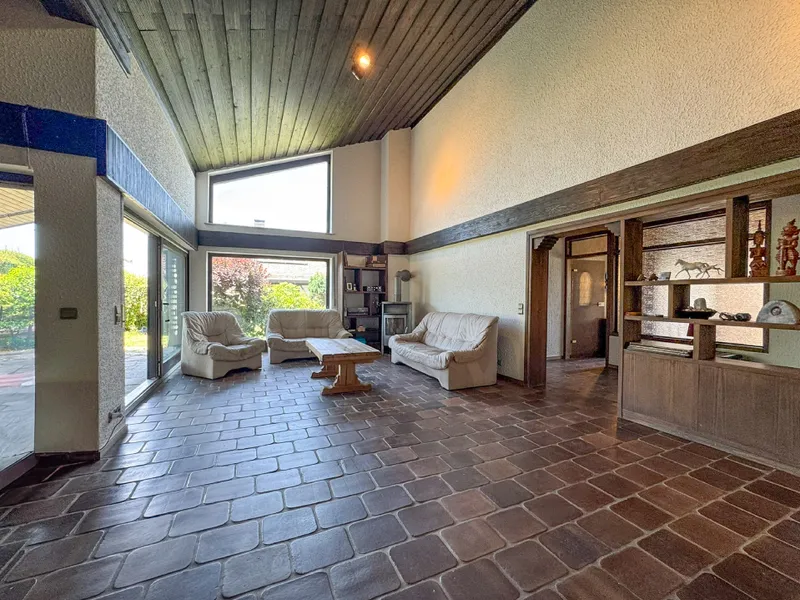 Wohnbereich mit über 5 m Deckenhöhe