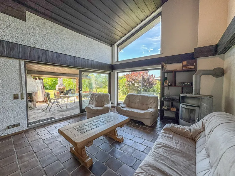 Wohnbereich mit über 5 m Deckenhöhe