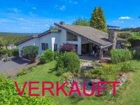 Architektonisch reizvolles Einfamilienhaus mit ELW in Ortsrandlage von Urbach!