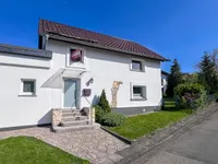 Hausansicht mit Garage