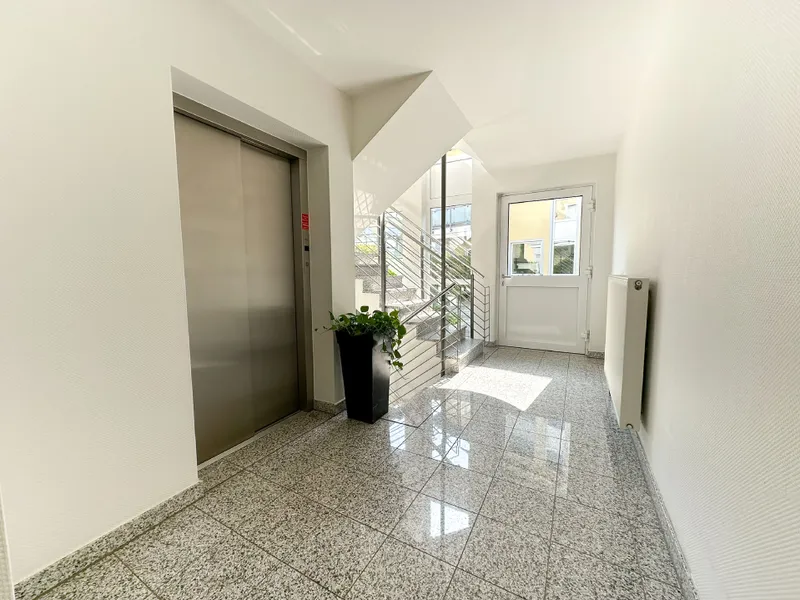 Hauseingang mit Aufzug - nur für Sie