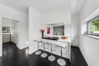 Küche mit theke und Designerhockern