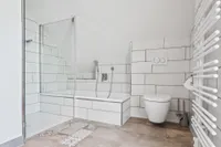 Elternbad mit Dusche und Wanne