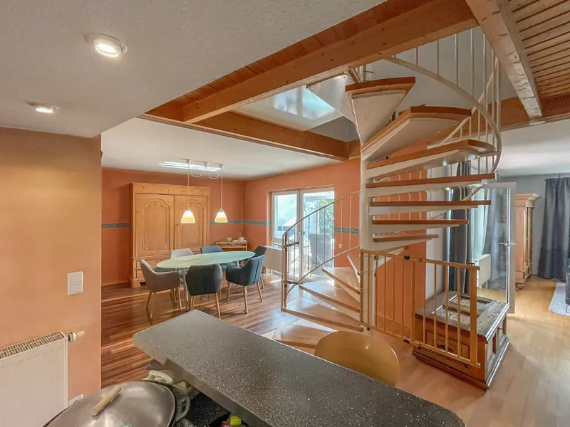 Blick von der Küche in den Essbereich