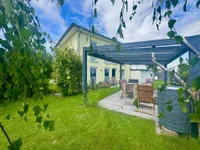 Terrasse mit Glasüberdachung und Beschattung