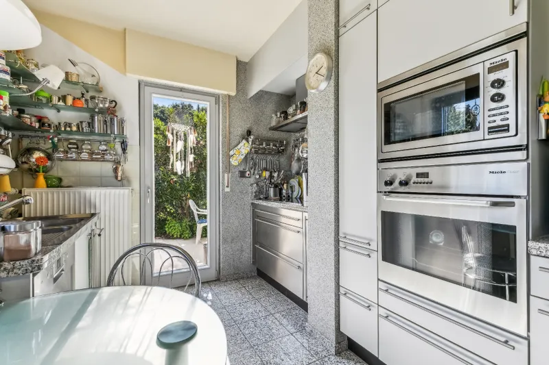 Küche mit Ausgang zur Terrasse