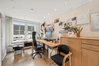 Büro mit separatem Eingang und WC