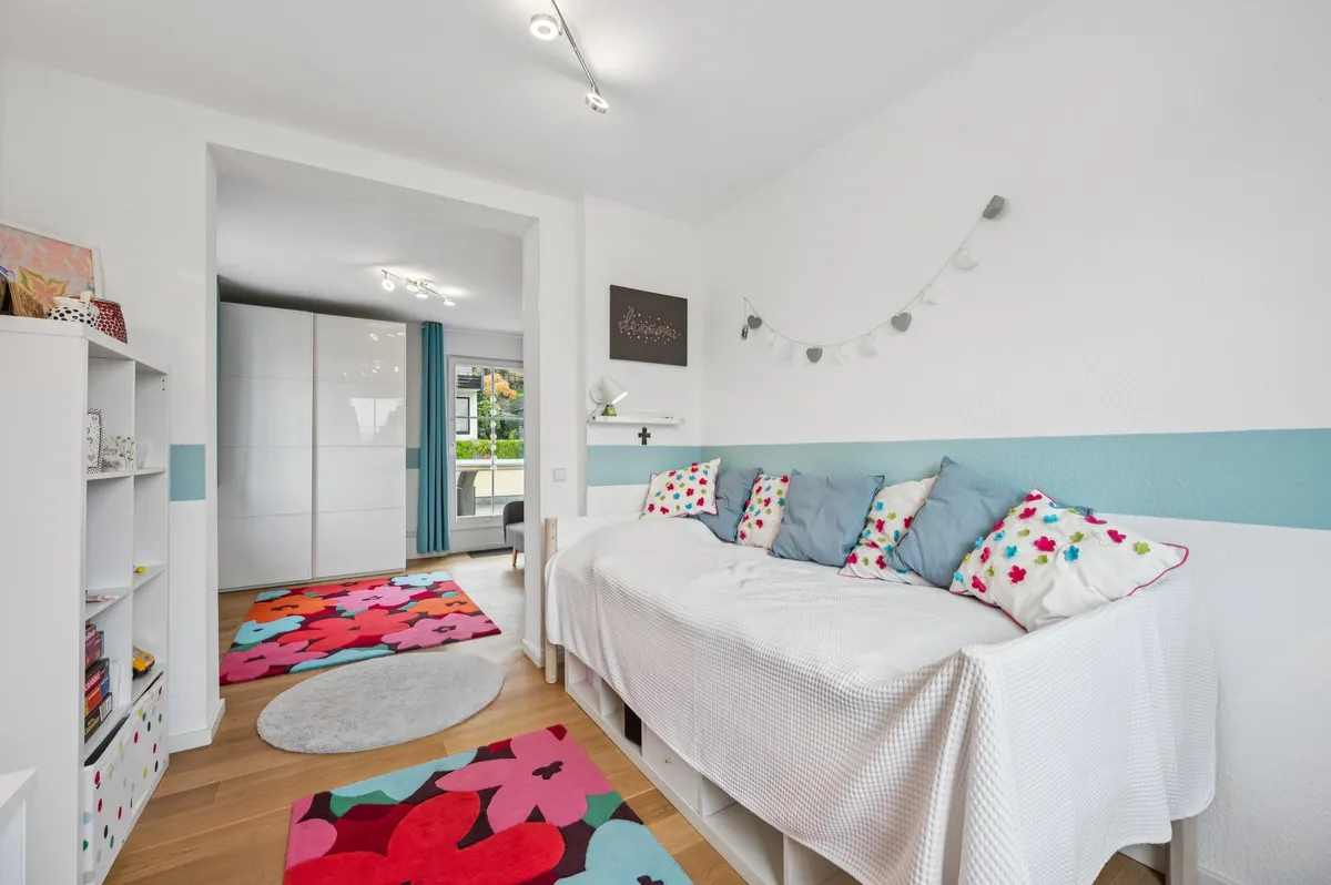 Kinderzimmer 2 mit Zugang zum Balkon