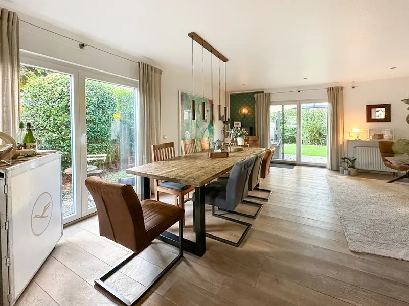 Esszimmer mit Zugang zu 2 Terrassen