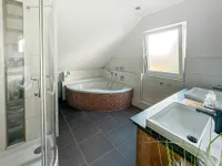 Bad OG  mit Wanne und Dusche