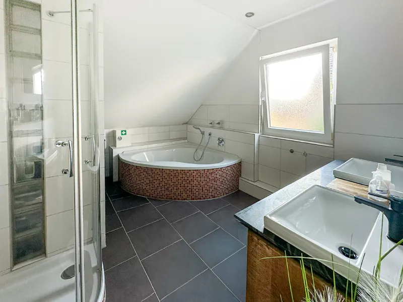 Bad OG  mit Wanne und Dusche