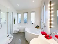 Wannenbad mit Dusche OG