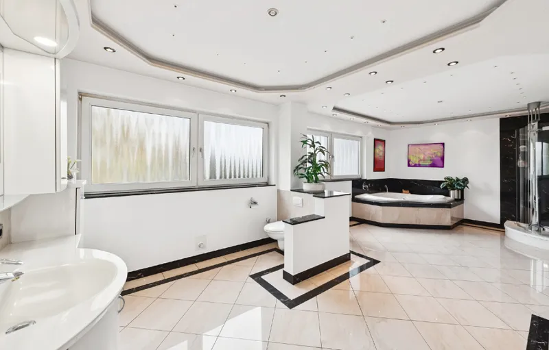 EG neues Bad mit Wanne und Dusche EG