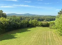 Blick übers Grundstück ins Siebengebirge
