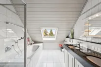 Bad  mit Wanne und Dusche