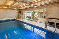 großes Schwimmbad erneuert am Winteergarten