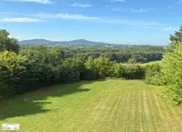 Blick übers Grundstück ins Siebengebirge