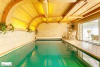 großes Schwimmbad erneuert am Wintergarten