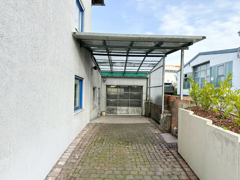 Halle (2) mit Zufahrt und Rolltor