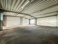 Halle mit Zufahrt rechts am Büro