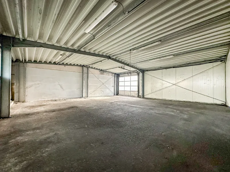 Halle (2) mit Zufahrt rechts am Büro