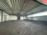 Halle (2) hinterm Büro